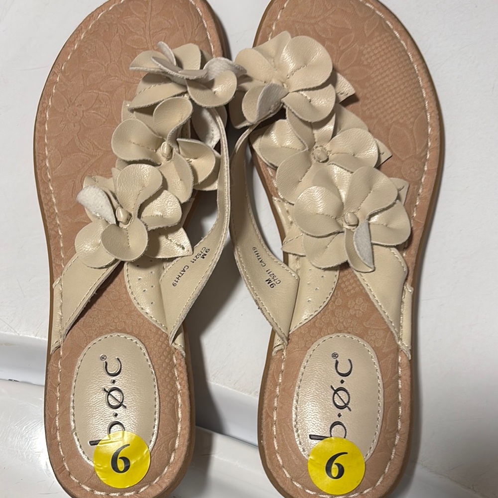 b.o.c. Cream Floral Sandals with Elegant Design